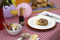 Op Koffiehoek.nl is alles over eten | drinken te vinden: waaronder beschuitje en specifiek Verjaardags Champagne Ontbijt